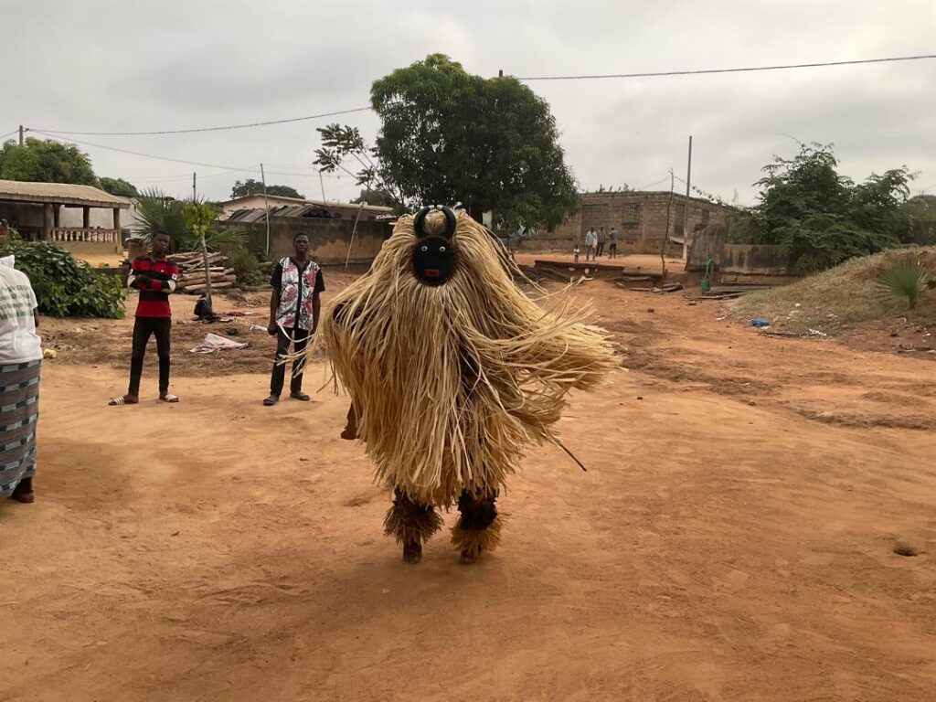 Máscara de rafia en movimiento durante una danza de aldea