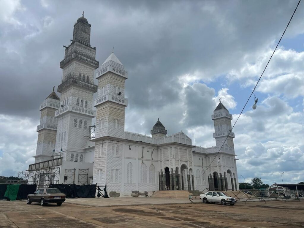 Gran mezquita blanca en Costa de Marfil