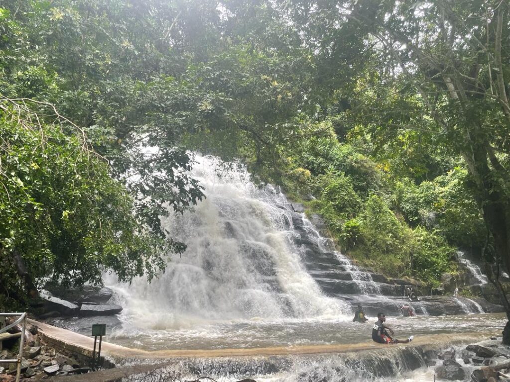 Cascada en medio del bosque de Costa de Marfil