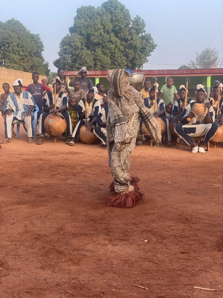 Danza de máscara al ritmo de los tambores en la plaza del pueblo