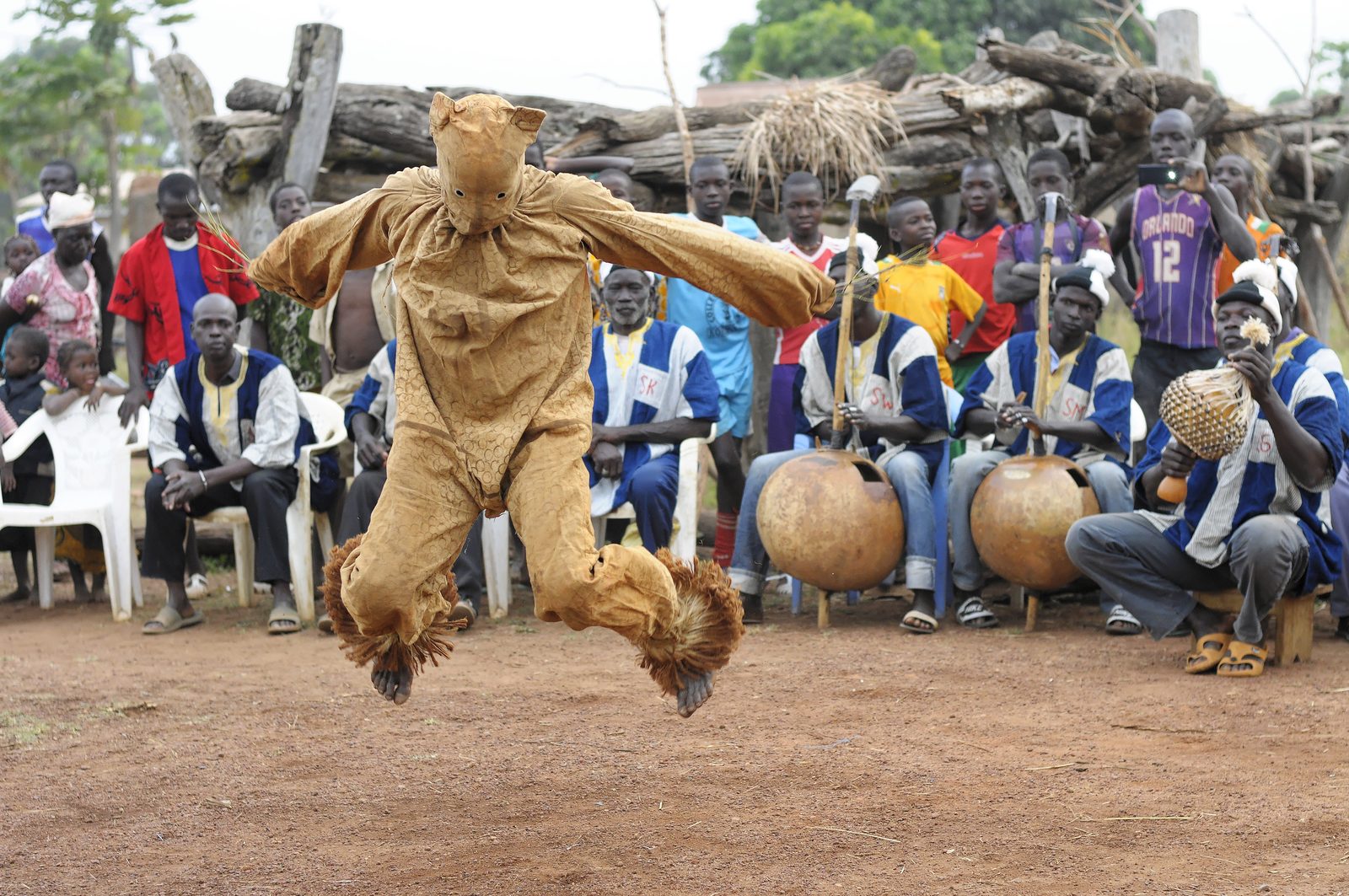 Hombre pantera senufo saltando durante la danza boloye, Costa de Marfil