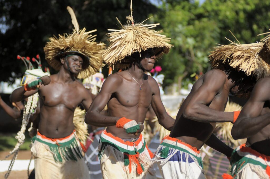 Danzantes con sombreros de paja