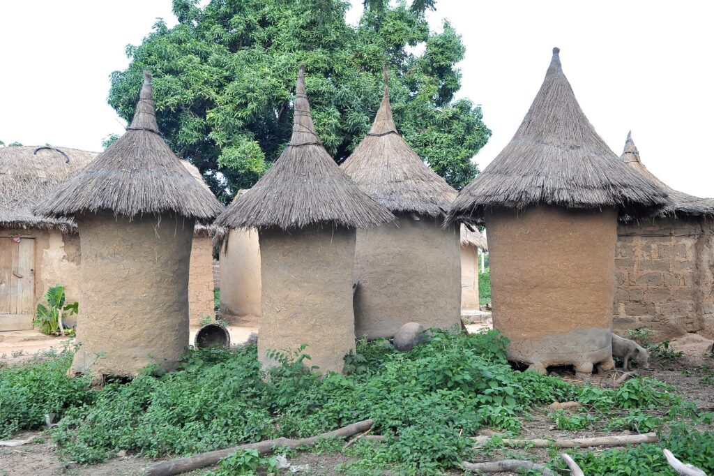 Graneros senufo de barro