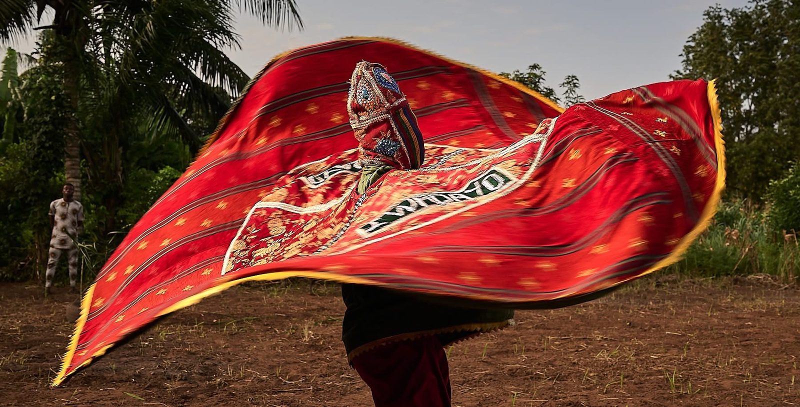 Mascara egungun girando con su tela roja, Benin