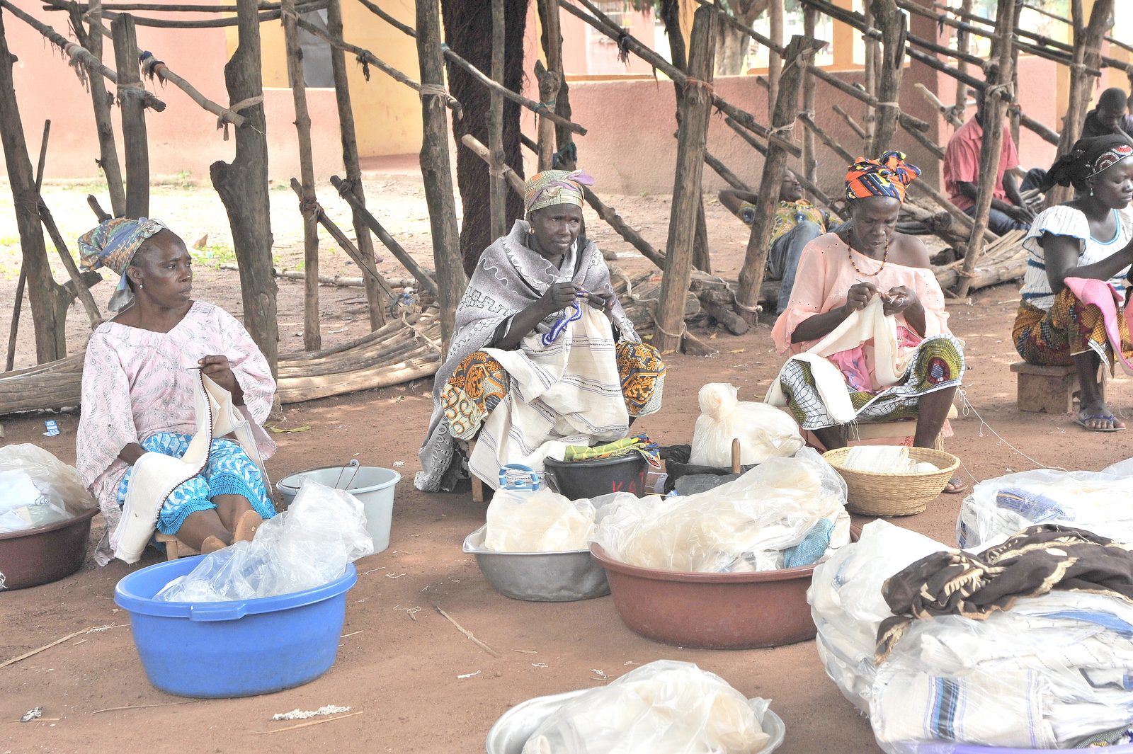 Mujeres vendiendo productos locales en el mercado de una aldea