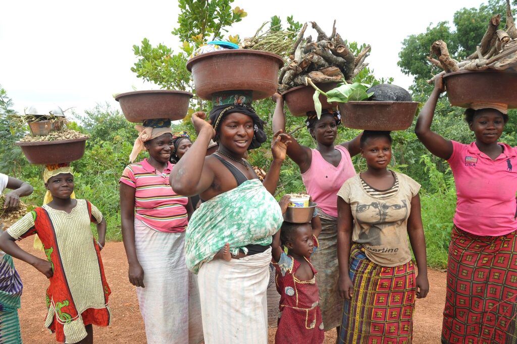 Mujeres transportando cargas