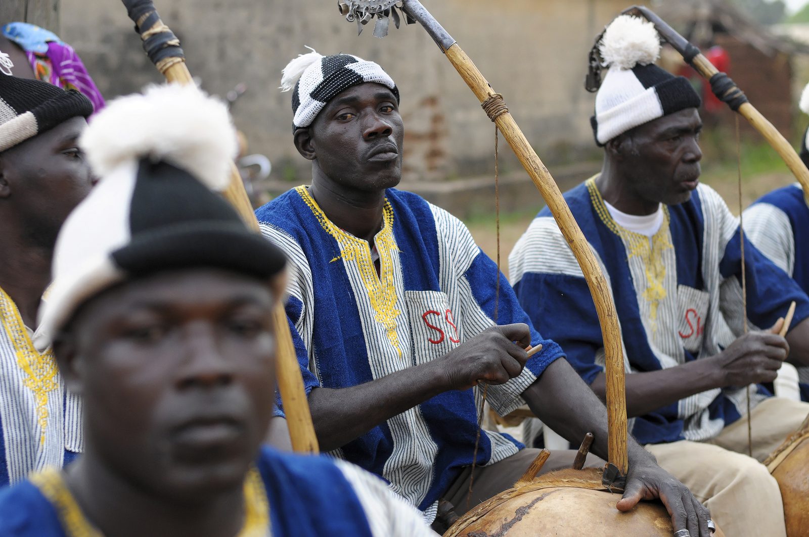 Musicos boloye senufo con sus tambores en Costa de Marfil