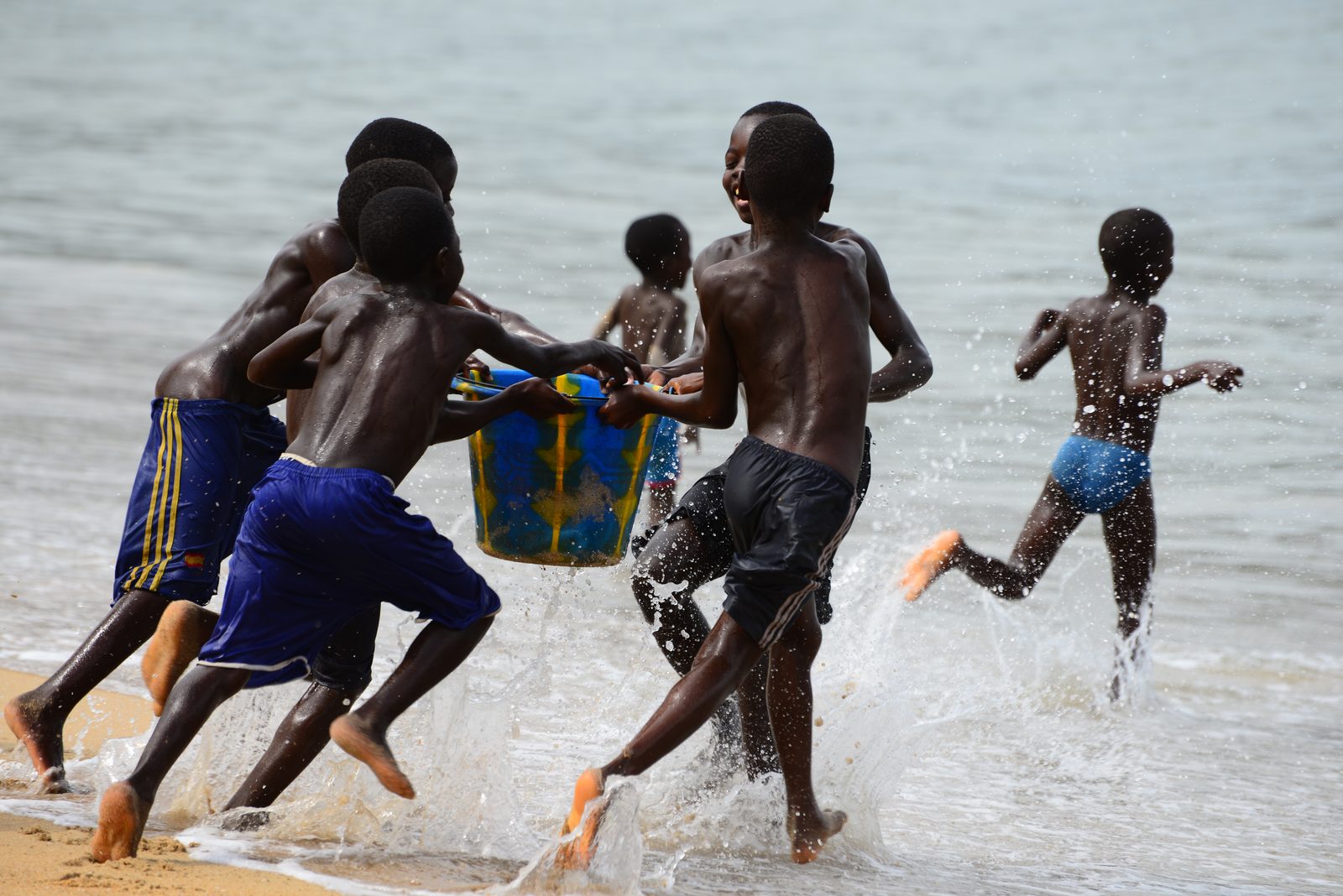 Niños jugando en las olas en la costa de Costa de Marfil