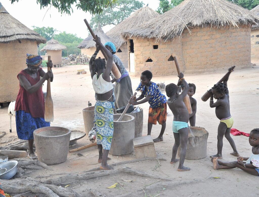 Village life in Côte d'Ivoire: pounding grain in the mortar