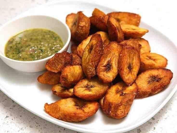 Alloco, fried plantain with spicy sauce, a typical dish of Côte d'Ivoire
