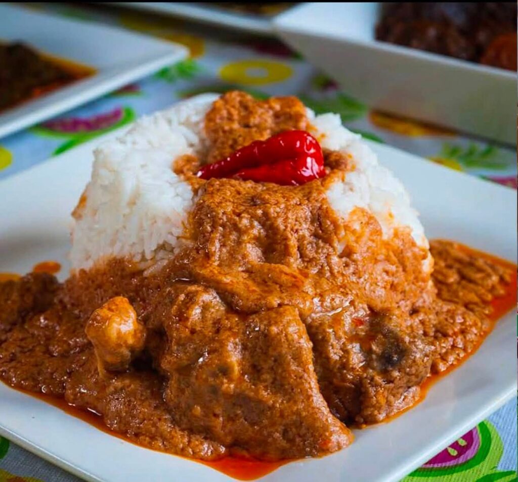 Rice with peanut sauce and meat, a typical dish of Côte d'Ivoire