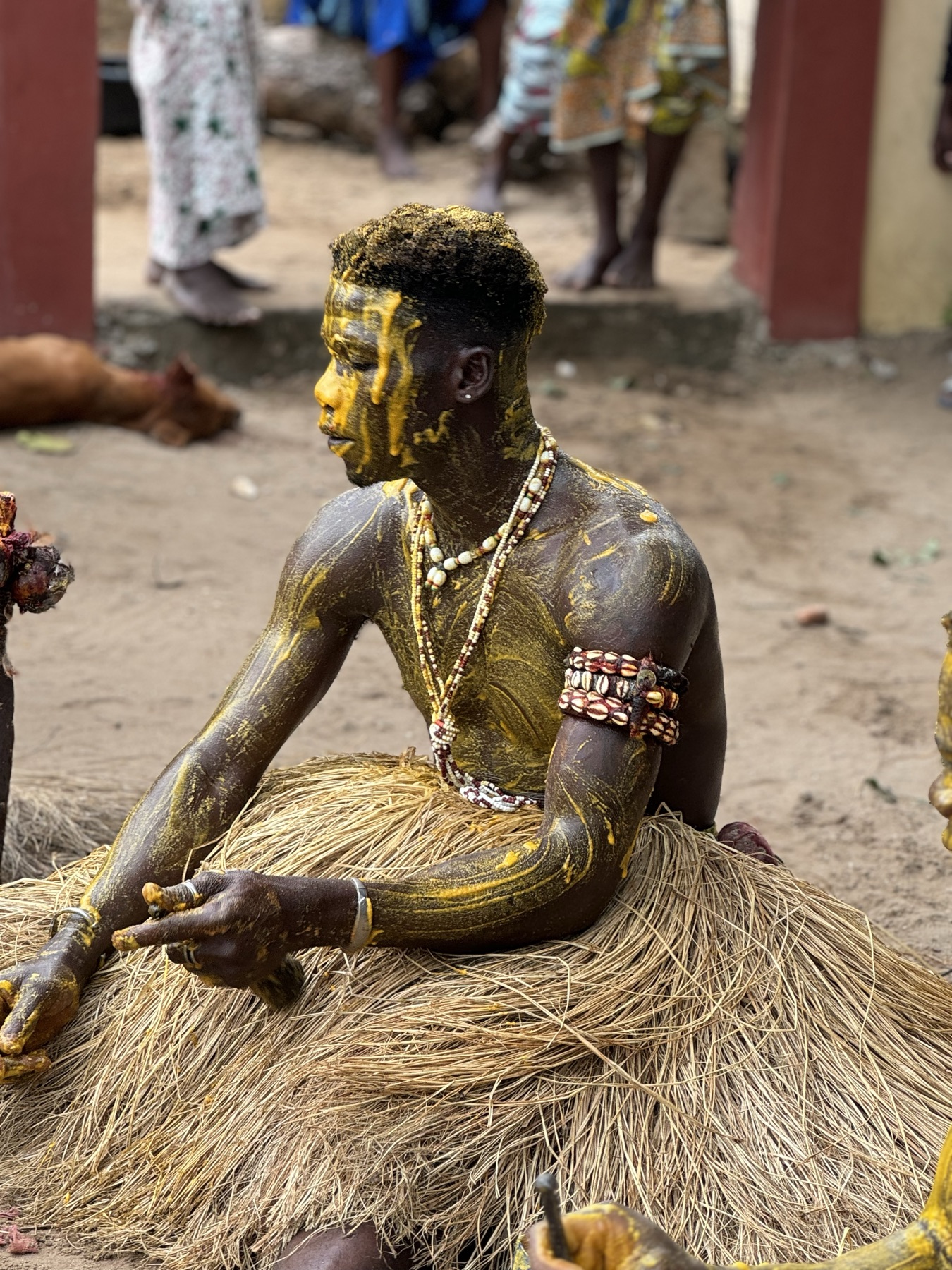 Adepto del vodún Kokou sentado durante la ceremonia, Benín