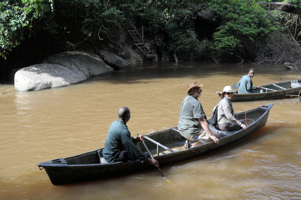 Viajeros en piragua por un río del Parque Nacional de Taï