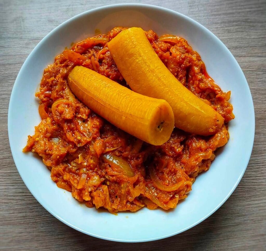 Boiled plantain with aubergine sauce, Ivorian cuisine