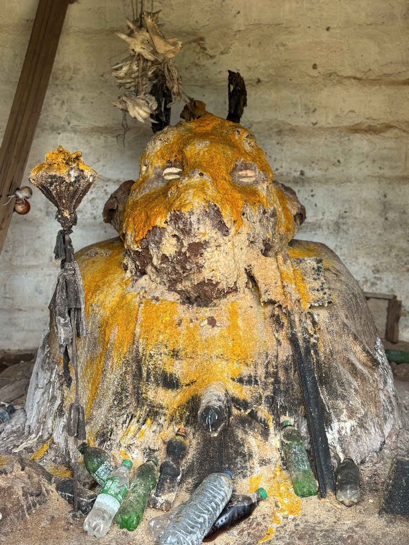 Santuario de los Zangbeto cubierto de ofrendas, Benín