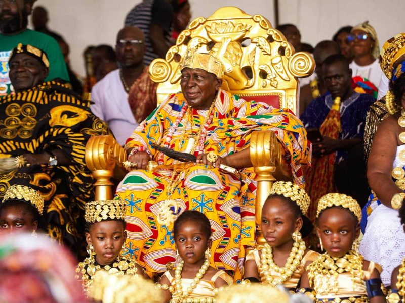 El rey n'zima de Grand-Bassam en su trono de oro durante la fiesta Abissa, rodeado de su corte